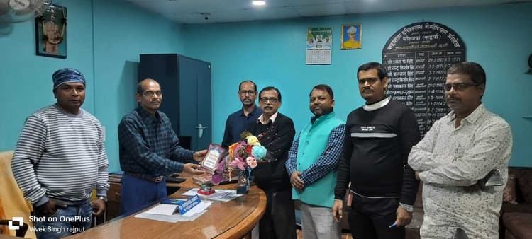 मैथिली भाषा में संविधान अनुवाद में सहयोग को लेकर प्रधानाचार्य ने किया सम्मानित