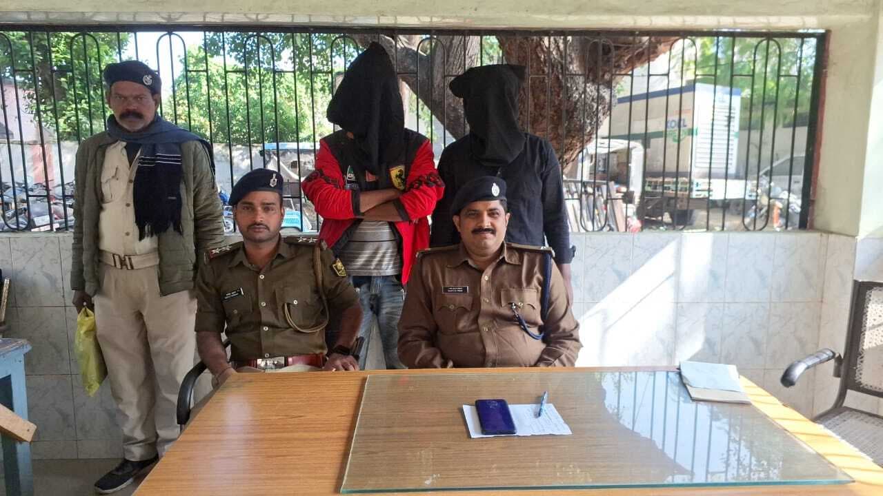 चोरी की मोबाइल सहित चोर व खरीदार नक्सल प्रभावित बंगलवा से गिरफ्तार