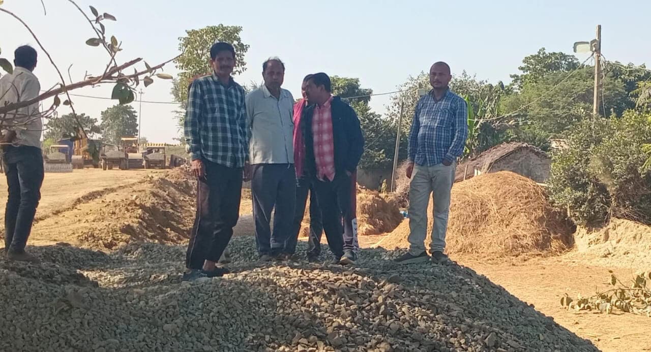 बिना मुआवजा दिये निजी भूमि में पहुंच पथ निर्माण का आरोप