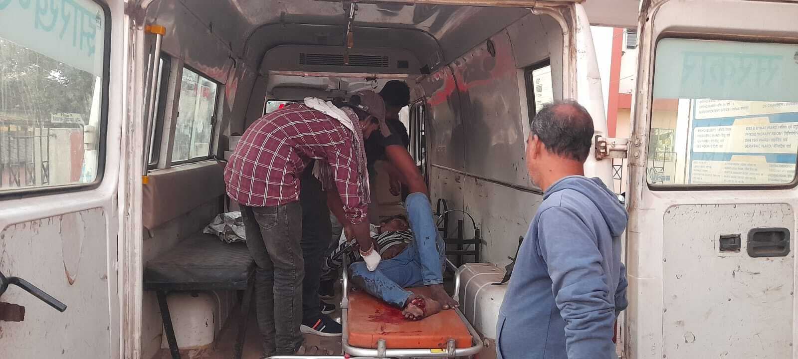 हादसा : अज्ञात वाहन के धक्के से बाइक सवार घायल, गंभीर