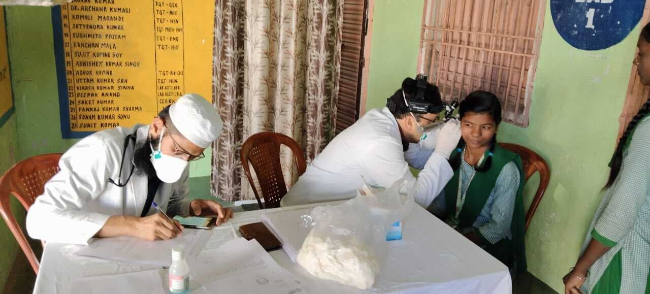 Deoghar news : एम्स के चिकित्सकों ने की देवीपुर के 120 स्कूली बच्चों की जांच, तैयार होगा डेटा