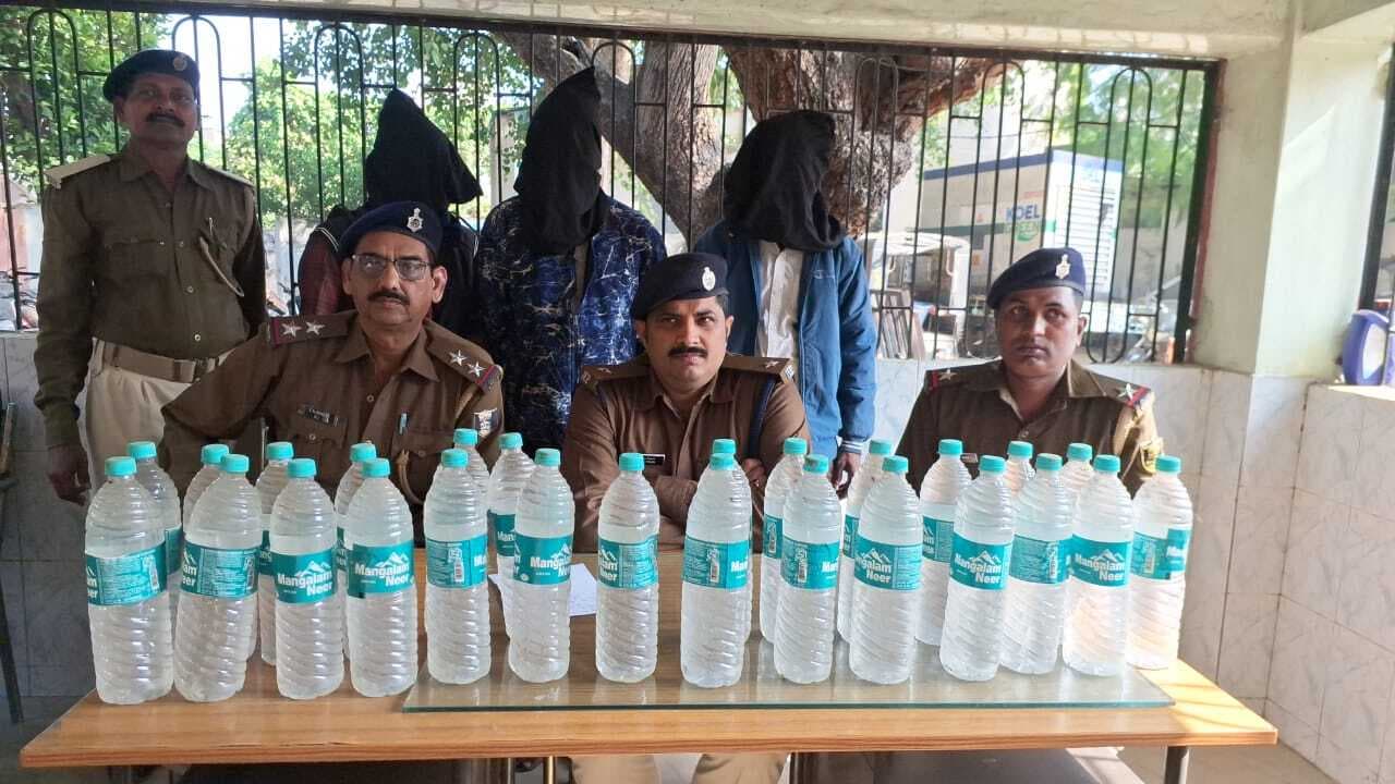 स्कार्पियों से ढोयी जा रही थी शराब, 38 लीटर महुआ शराब के साथ तीन गिरफ्तार