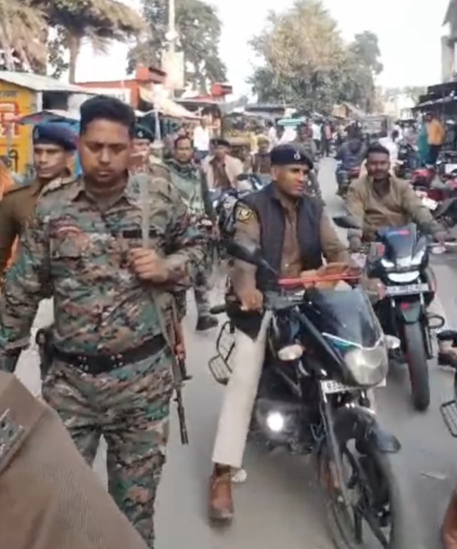 Gaya News : पैक्स चुनाव को लेकर आमस में निकाला गया फ्लैग मार्च