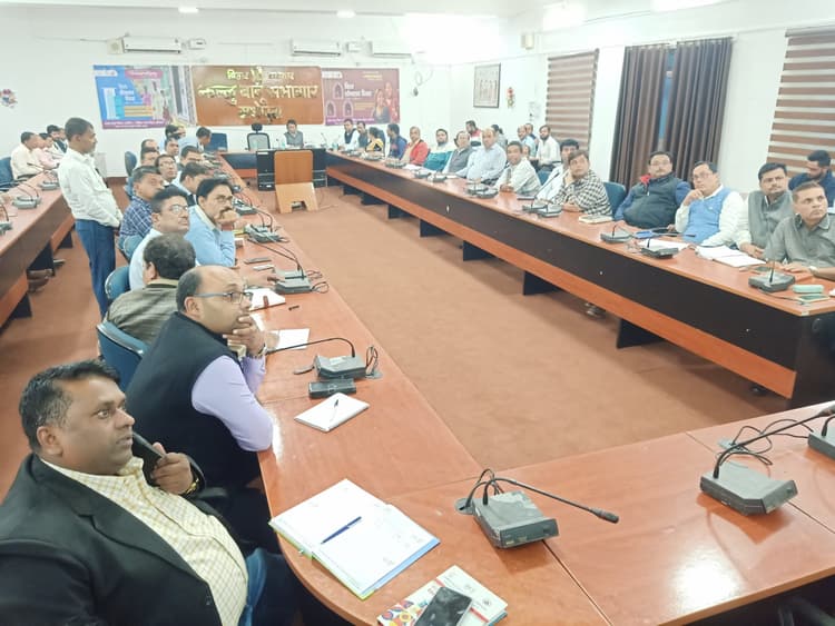 अस्पताल में हर समय दवा हो उपलब्ध- डीडीसी