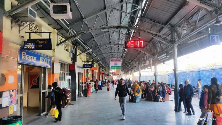 03479 अप डेमू ट्रेन के विलंब परिचालन से रेलयात्री परेशान