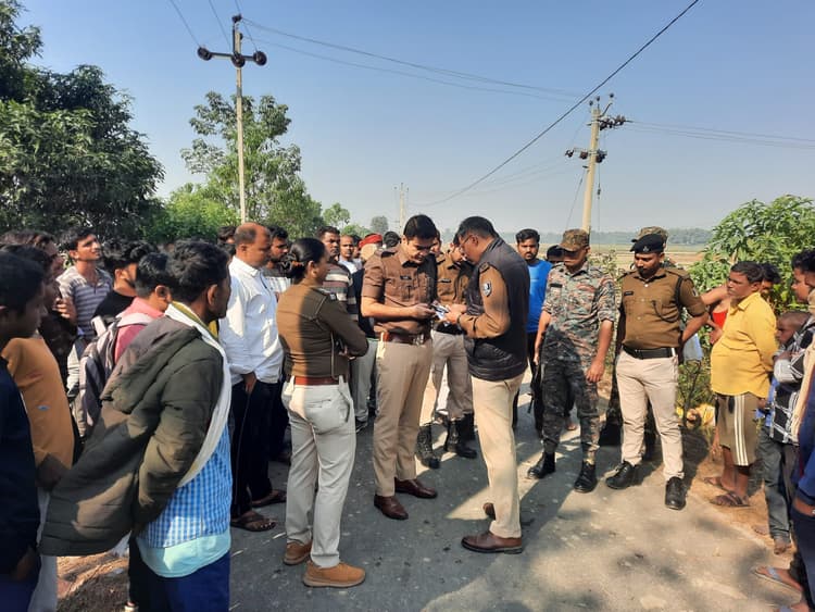 तेज धारदार हथियार से युवक की हत्या, झाड़ी से शव बरामद