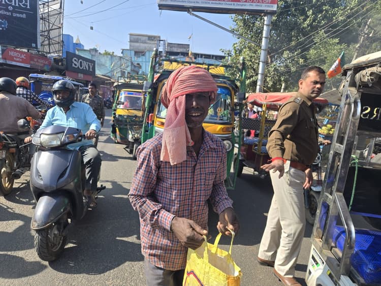 Deoghar news : निजी क्लिनिक में पोते को चढ़ाया जा रहा था ब्लड, उसे देखने जा रहे दादा से दो युवकों ने 3920 रुपये छीने