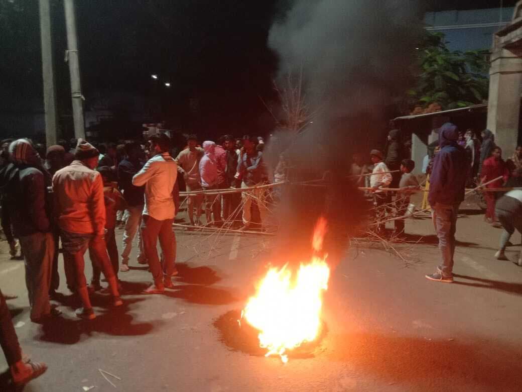 दो बाइकों की आमने सामने भिड़ंत, एक मौत, दो घायल