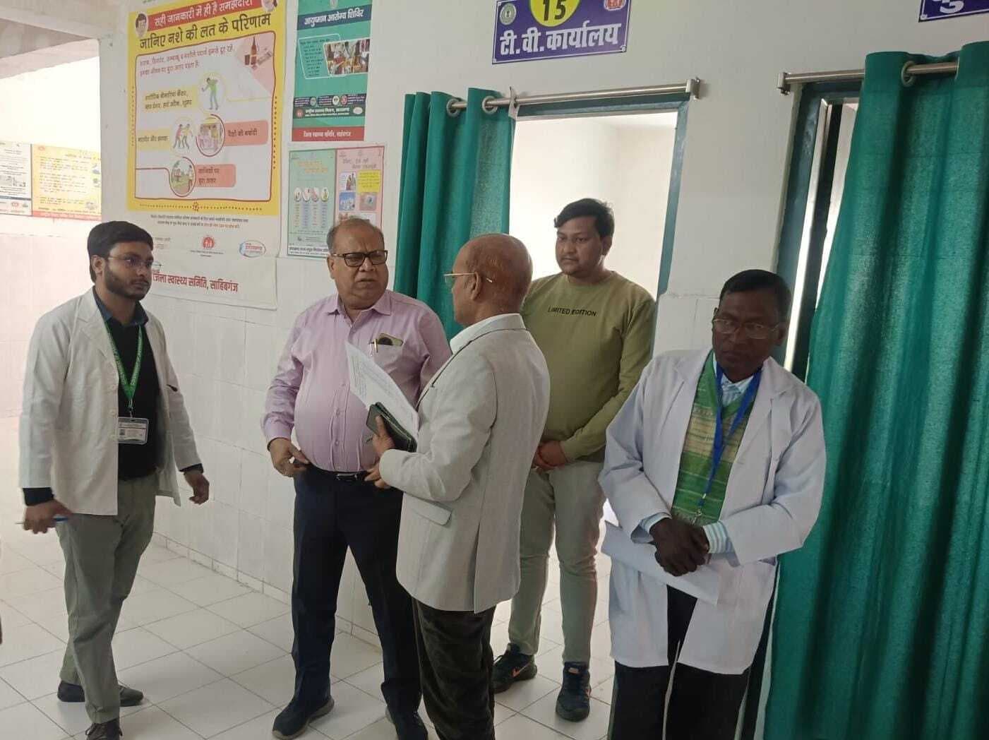 सीआरएम की टीम ने किया मंडरो प्राथमिक स्वास्थ्य केंद्र का निरीक्षण