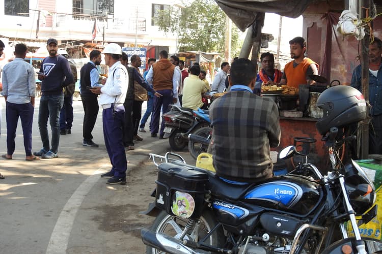 फव्वारा चौक पर चेकिंग करती रही पुलिस, पानी टंकी से मंदिर मोड़ तक जाम लगने से लोग रहे परेशान