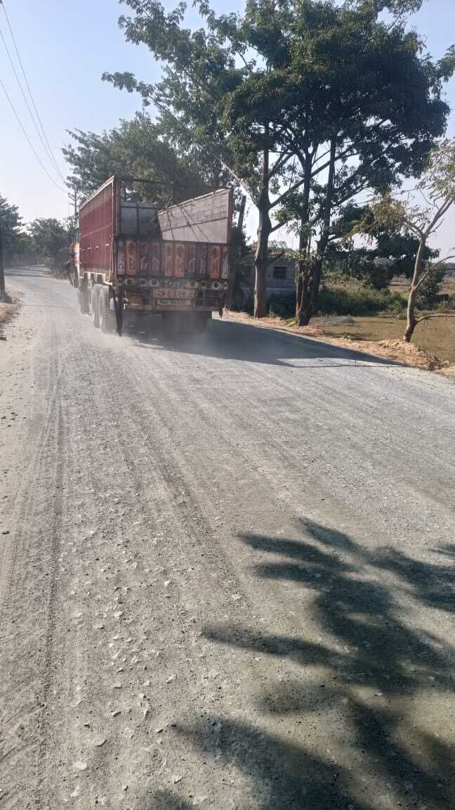 निर्माण कार्य में लगी एजेंसी नहीं कर रही सड़क पर पानी का छिड़काव