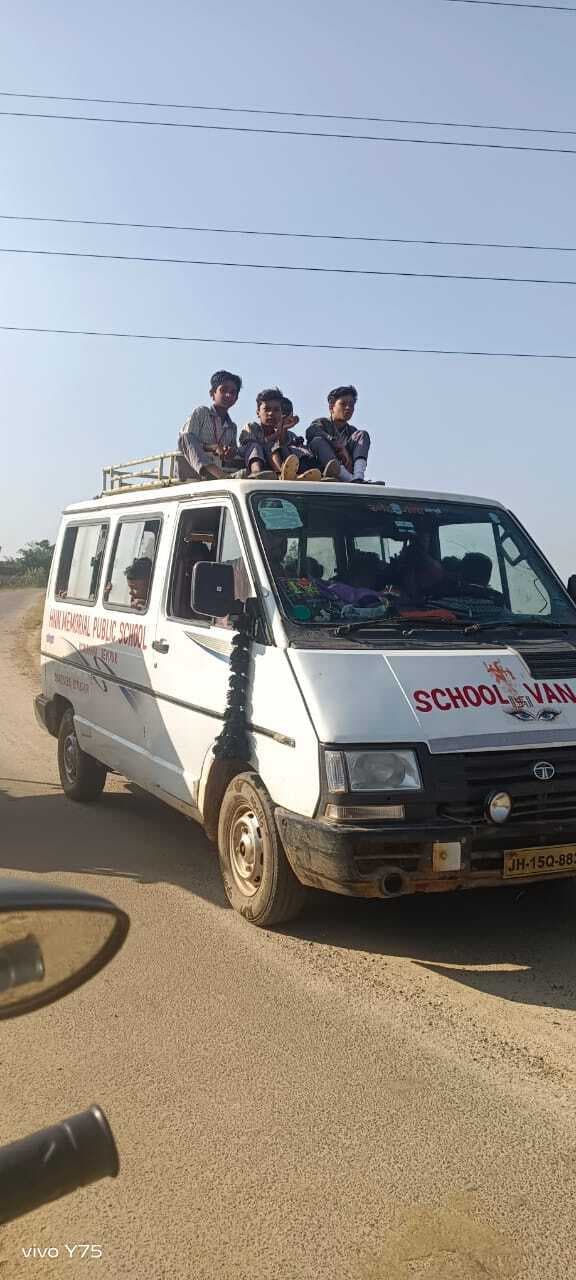 Deoghar news : बच्चों को वैन की छत पर बैठाकर ले जाते स्कूल, हो सकता है हादसा