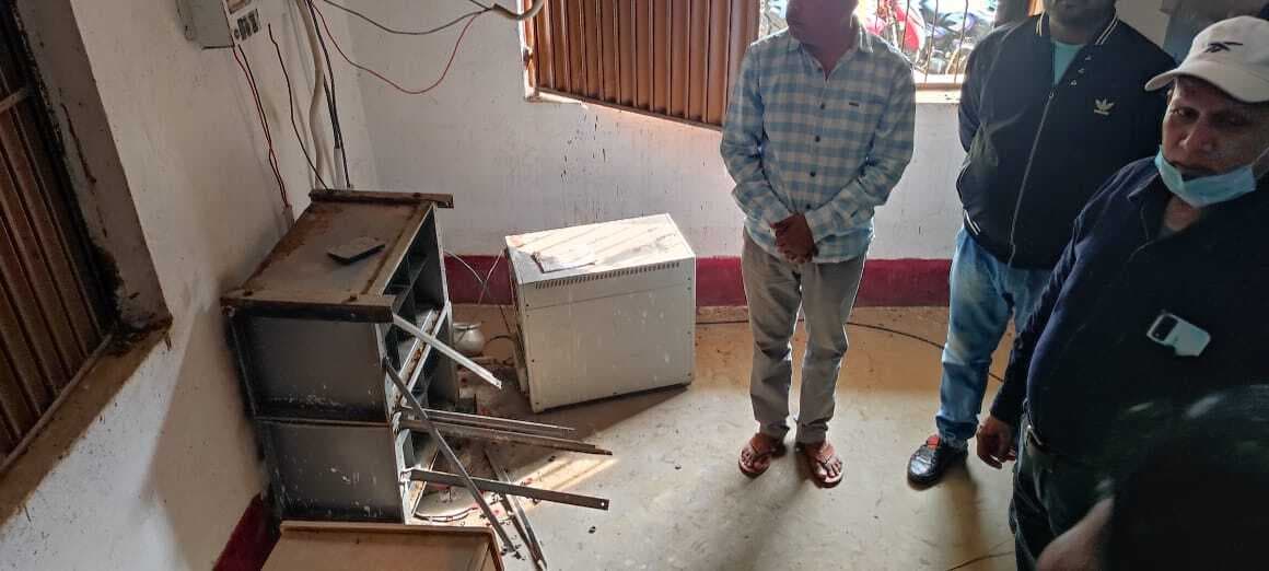 Deoghar news: पंचायत सचिवालय का ताला तोड़कर चोरों ने 12 पीस बैटरी व वाई-फाई डिवाइस की चोरी