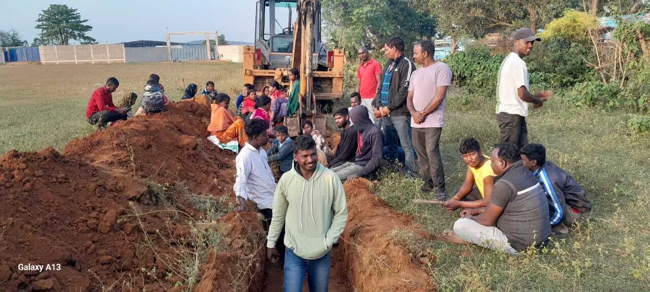 सोलर पावर प्लांट ग्रीड की चहारदीवारी निर्माण कार्य को ग्रामीणों ने रोका