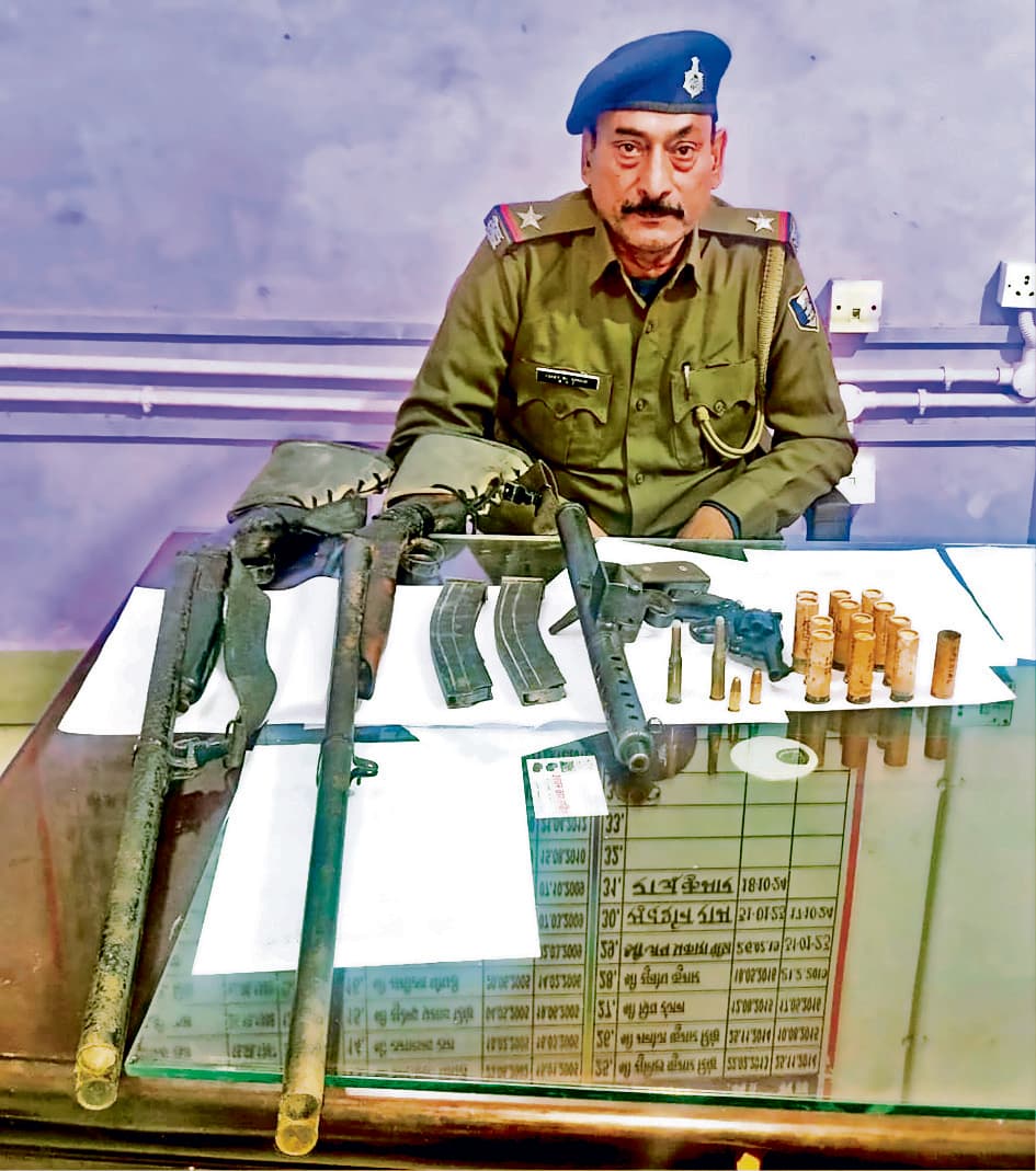 घर के बेसमेंट से कार्बाइन व रिवाॅल्वर सहित चार हथियार व कारतूस बरामद