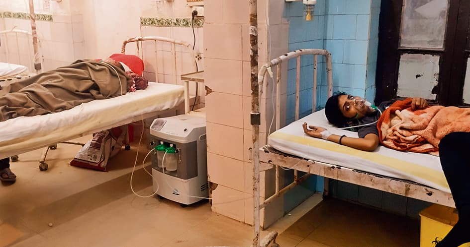सदर अस्पताल में दो मरीजों को एक कंस्ट्रेटर से दिया जा रहा ऑक्सीजन