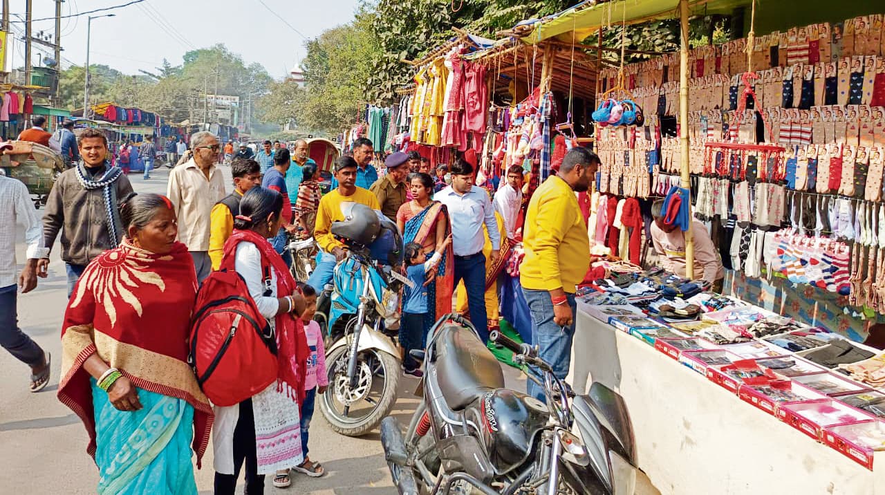 Chhapra News : नगरपालिका और थाना चौक के आसपास से हटाया गया अतिक्रमण