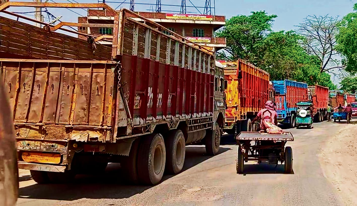 Chhapra News : छपरा-पटना एनएच पर बालू लदे ट्रक चालकों की मनमानी से लग रहा जाम