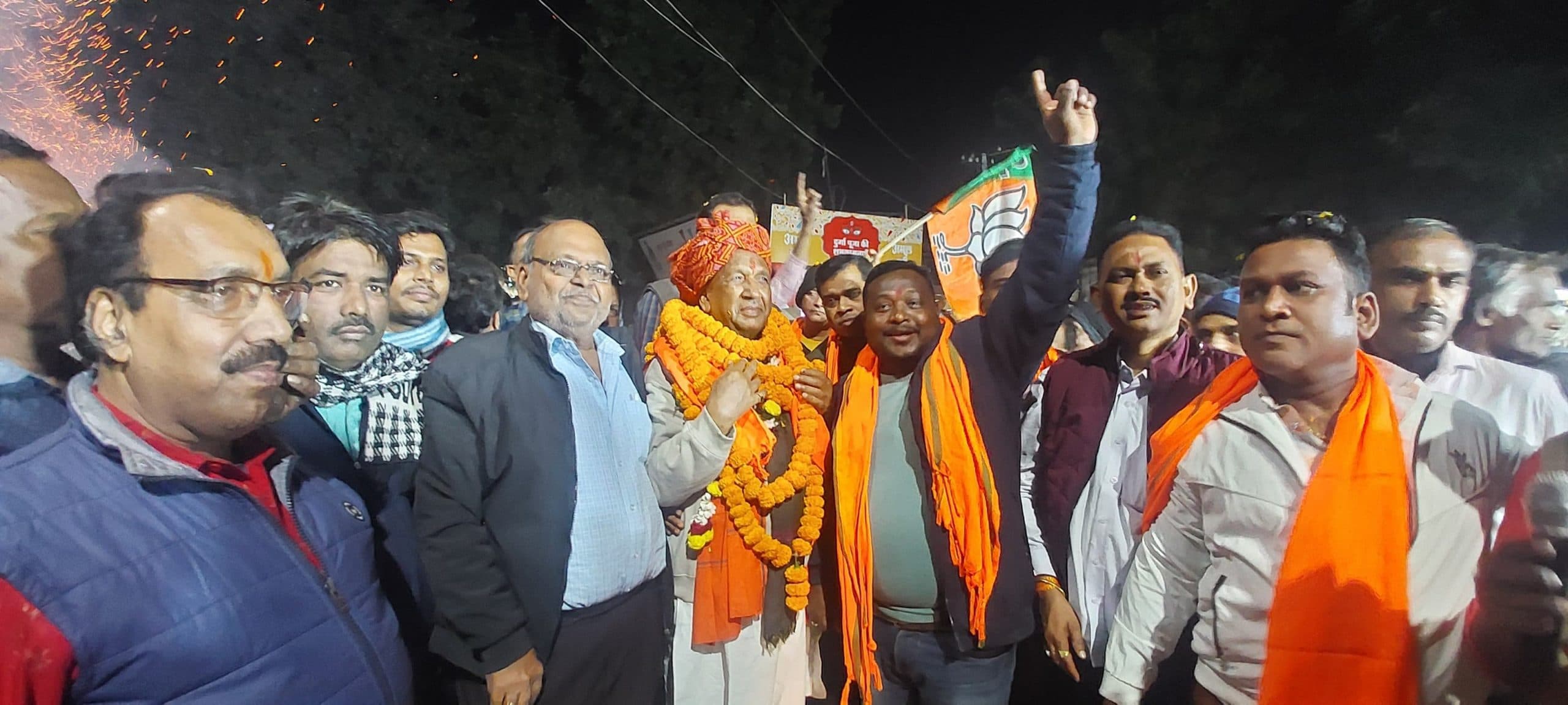 Jamshedpur News. सोनारी में निकली विधायक सरयू राय की आभार यात्रा, लोगों ने की पुष्प वर्षा