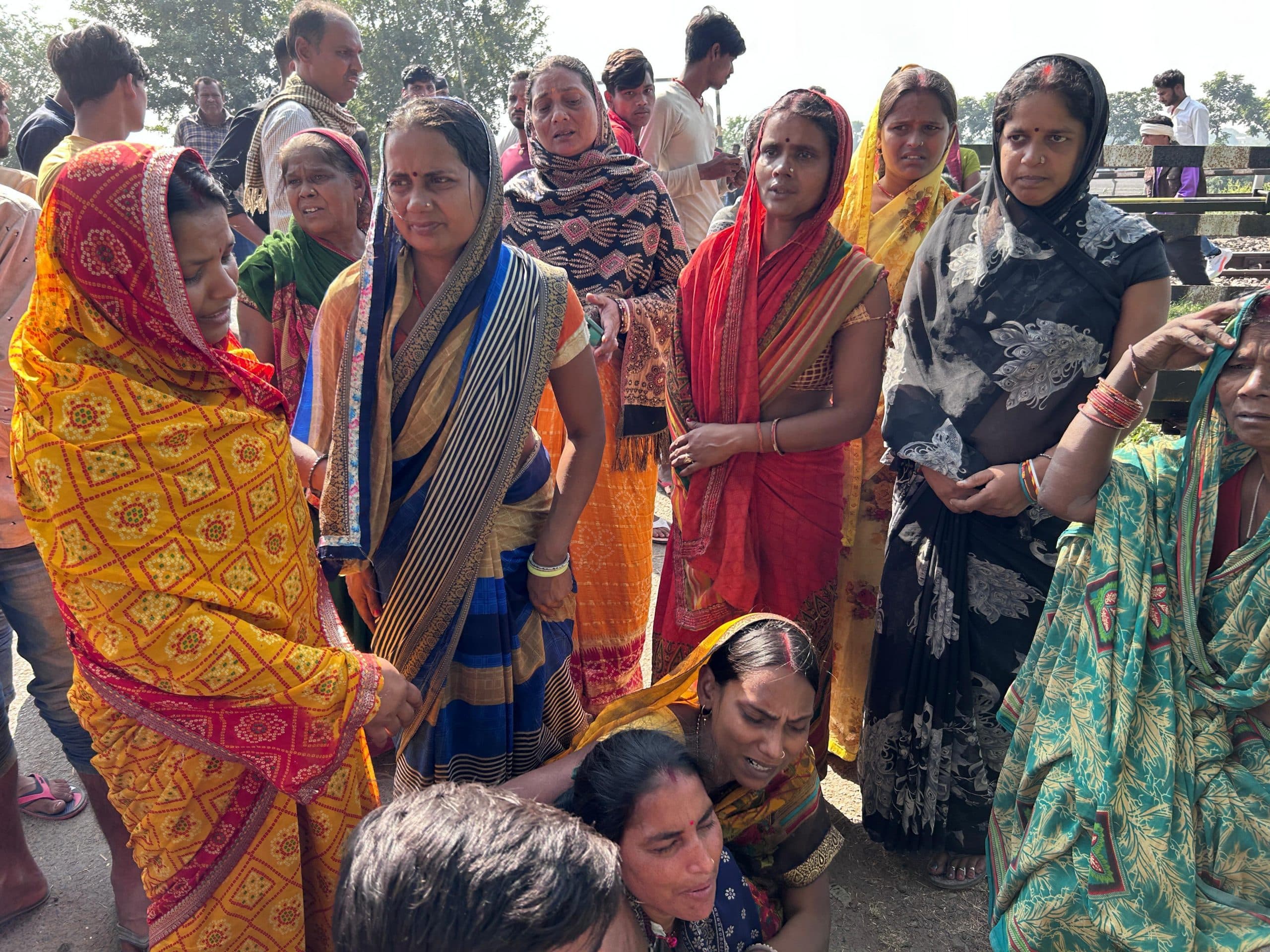 रेलवे ट्रैक पर काम कर रहे दो दैनिक मजदूरों की ट्रेन से कटकर मौत