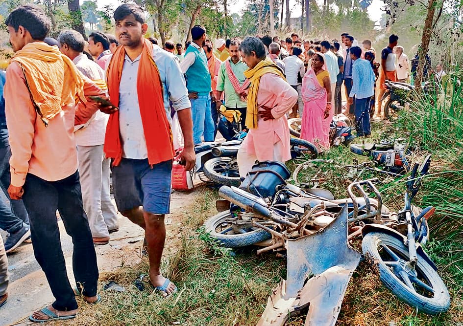Chhapra News : अनियंत्रित कार की ठोकर से दो  युवक घायल, छह वाहन छतिग्रस्त