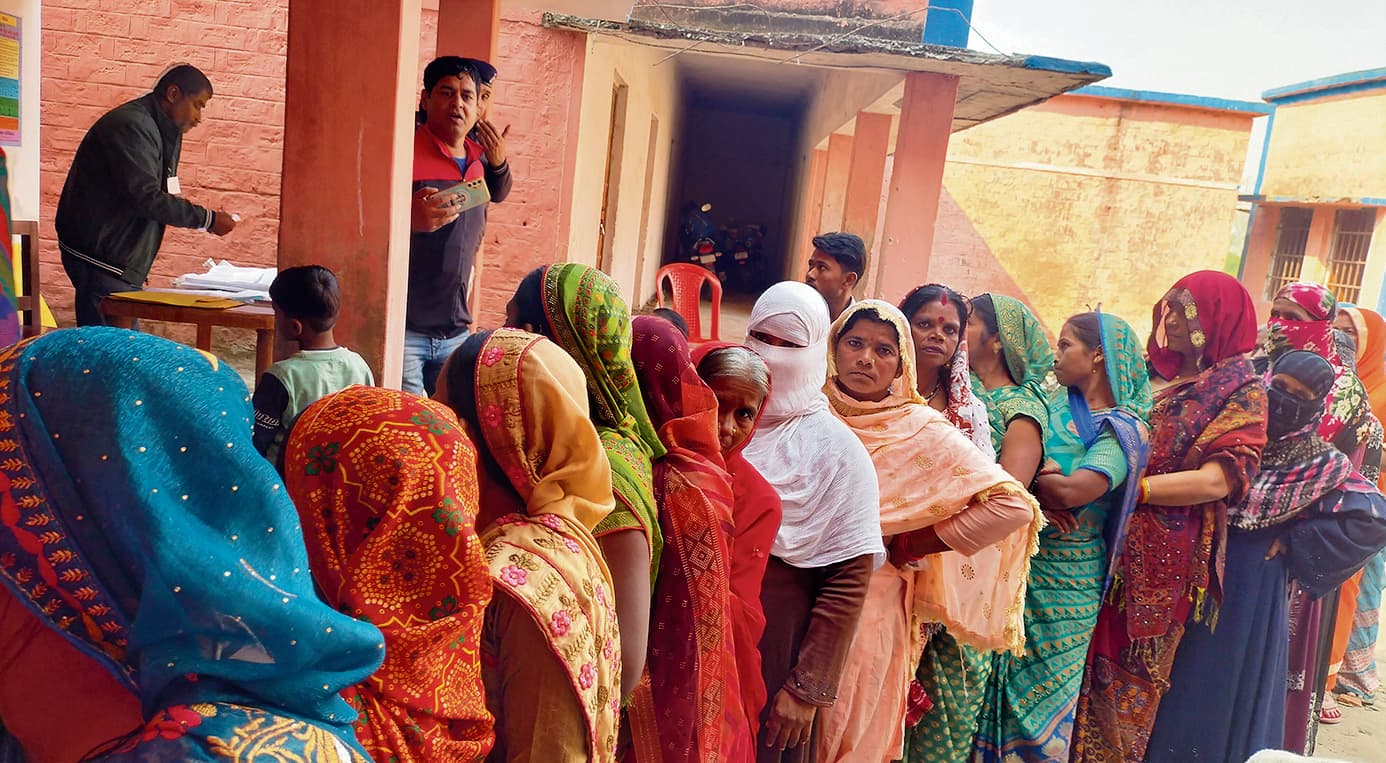 Gopalganj News : पैक्स चुनाव में ठंड पर भारी पड़ा वोटरों का उत्साह, जमकर हुई वोटिंग