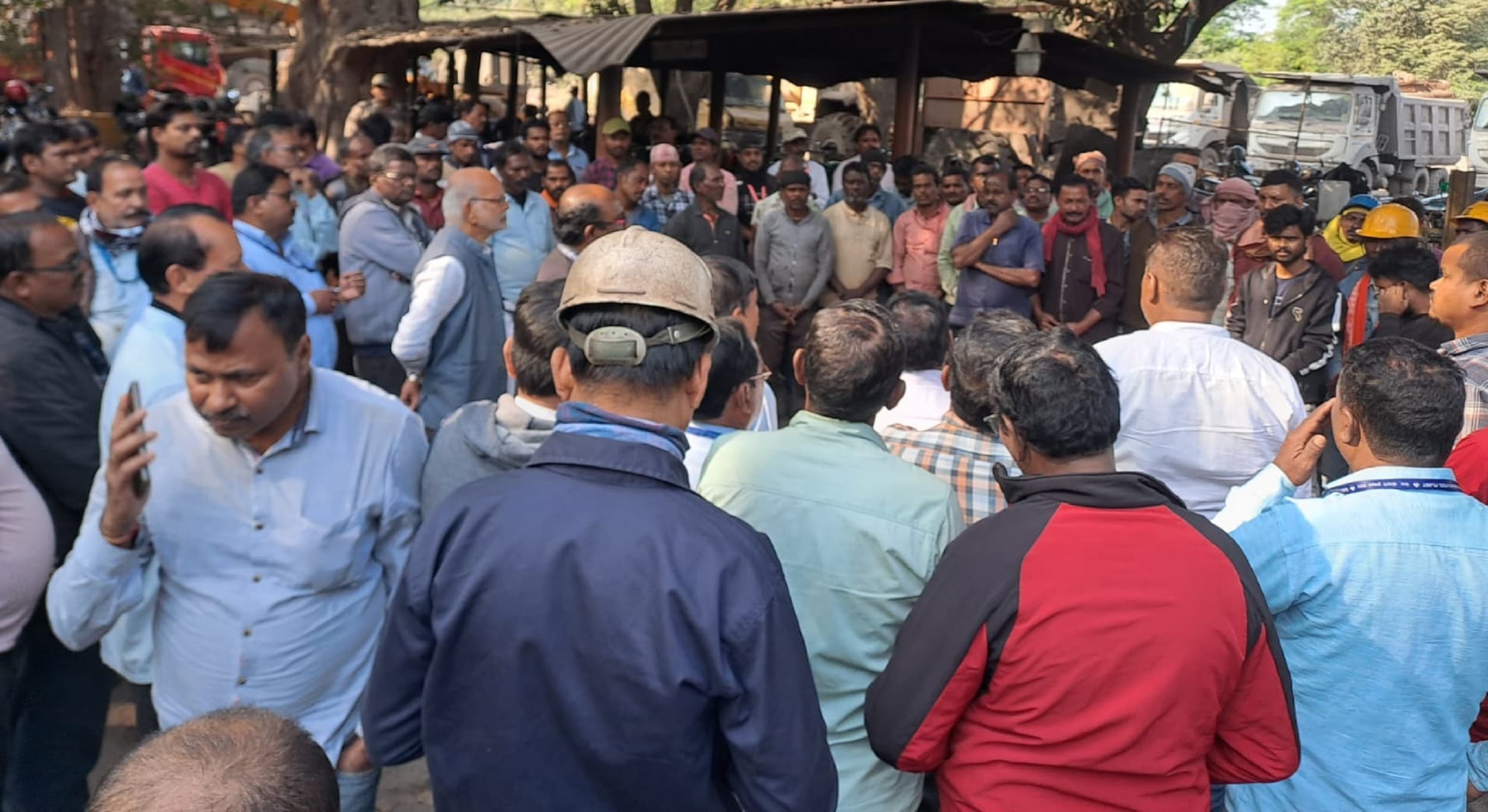 BOKARO NEWS: अपनी मांगों को लेकर ठेकाकर्मियों ने किया प्रदर्शन