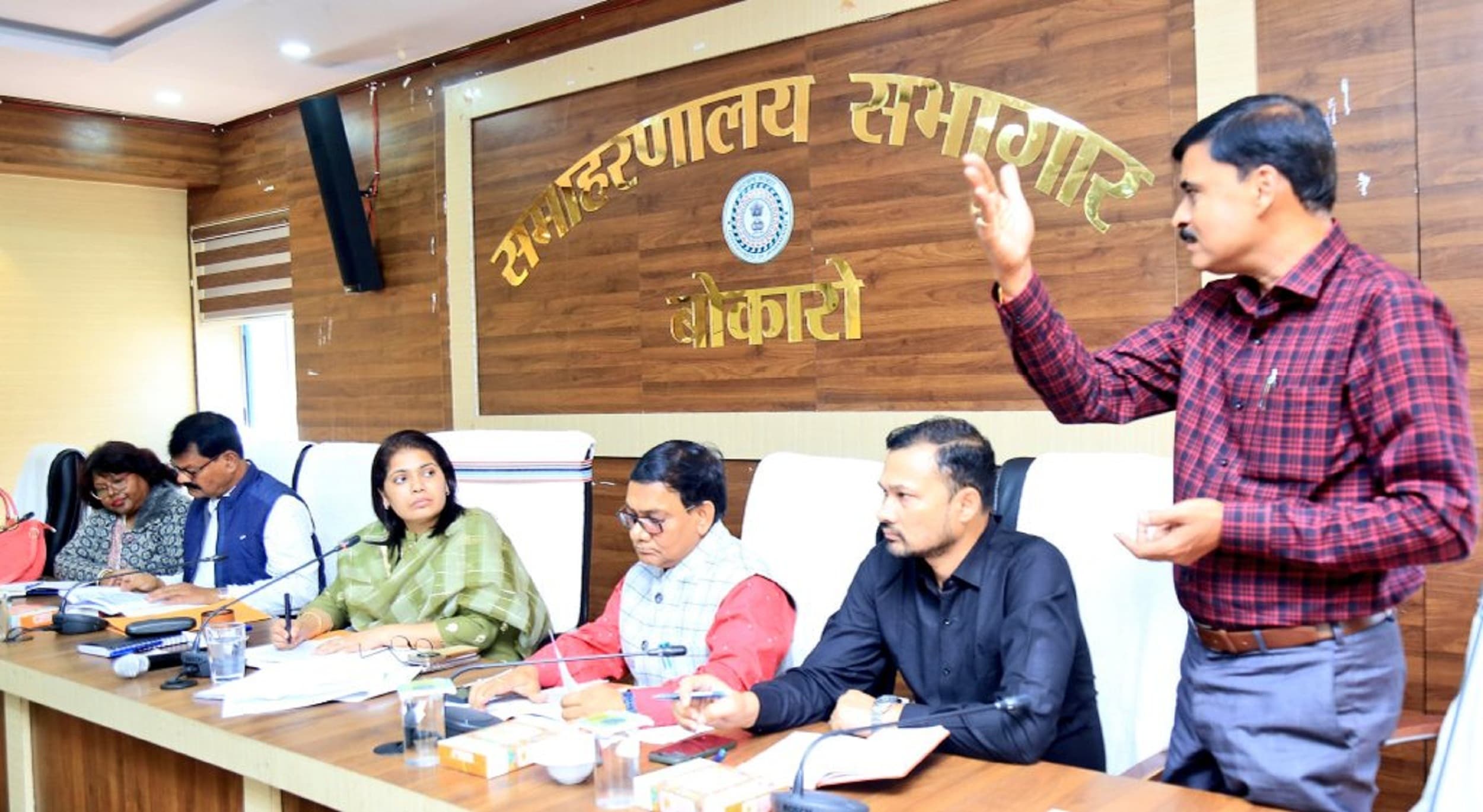 BOKARO NEWS: अभियान चलाकर आयुष्मान कार्ड निर्माण के लक्ष्य को पूरा करें : उपायुक्त