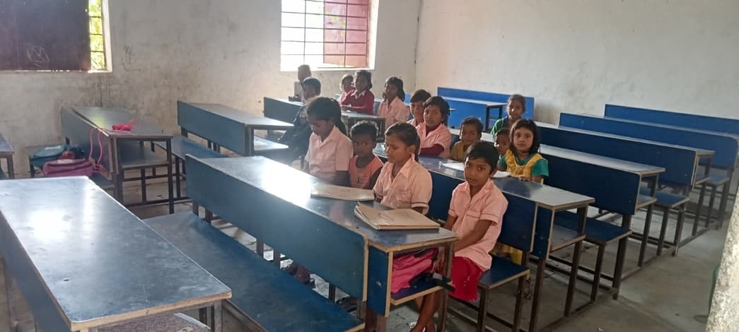 ठंड से ठिठुर रहे हैं स्कूली बच्चे, सरकारी स्वेटर नदारद