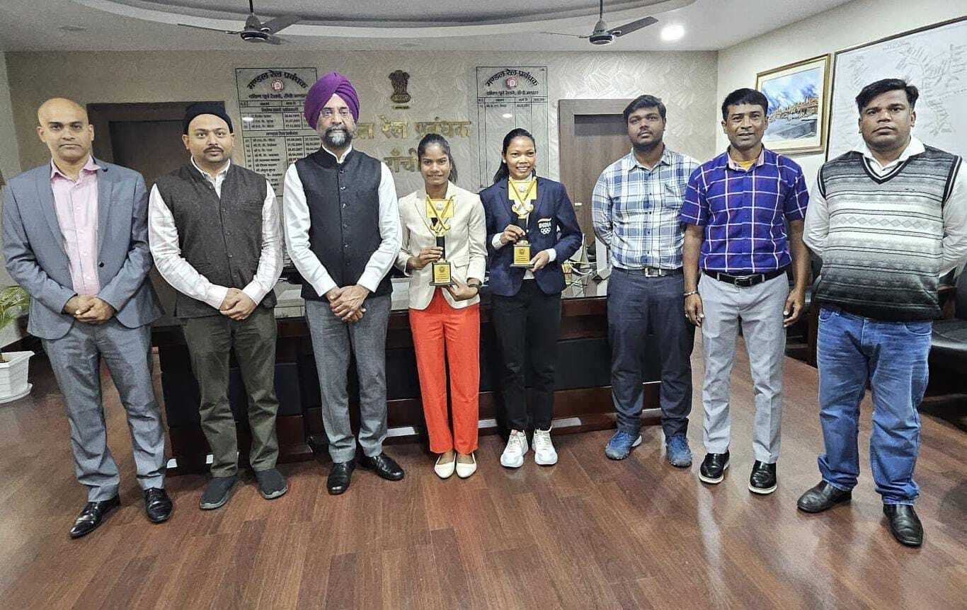 Hockey : डीआरएम ने सलीमा और संगीता को किया सम्मानित