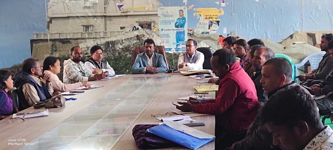 Giridih News :बीडीओ ने की विकास योजनाओं की समीक्षा