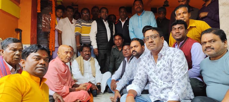 East Singhbhum : गालूडीह प्राचीन रंकिणी मंदिर के मुख्य पुजारी बाबाजी का 109वां जन्मोत्सव मना, 2001 दीये जलाये गये, 109-109 फूल, फल व मिठाई का भोग लगा