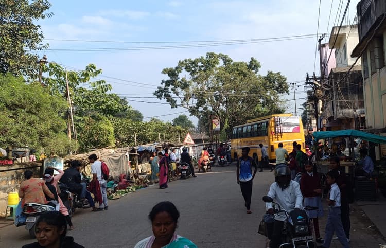 East Singhbhum : घाटशिला मुख्य सड़क पर कार खड़ी कर बैंक में गया युवक, जाम में घंटों फंसे रहे स्कूल बच्चे