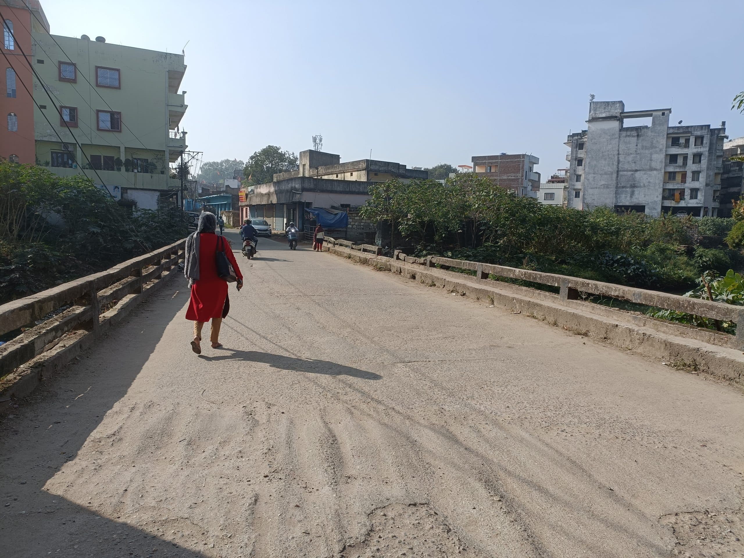 Ranchi News: हिनू को डोरंडा से जोड़नेवाले काठपुल की रेलिंग टूटी