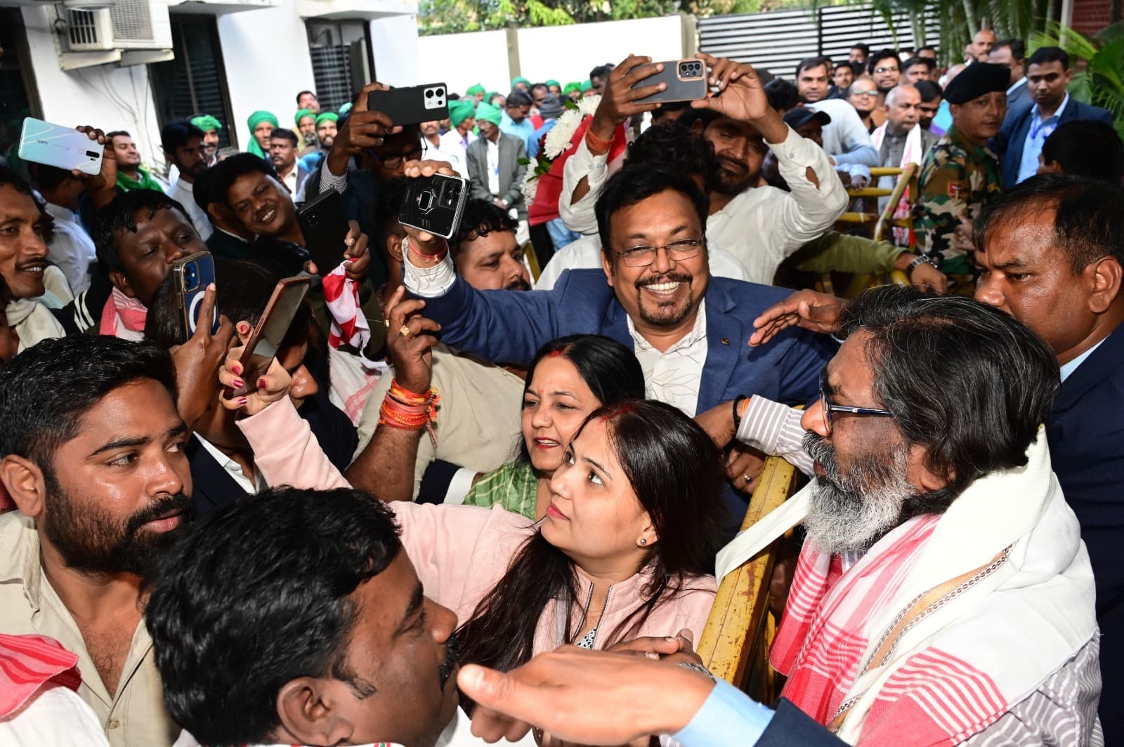 CM NEWS : दिन भर आम लोगों से मिलते रहे हेमंत सोरेन, बधाइयां स्वीकारी