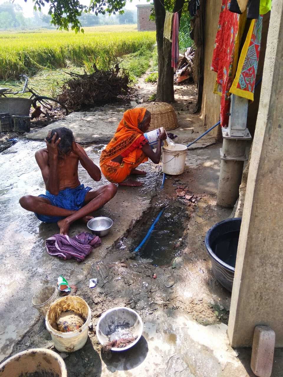 ढिबड़ा दलित बस्ती में नल जल योजना का पाइप फटा, गंदा पानी पी रहे लोग