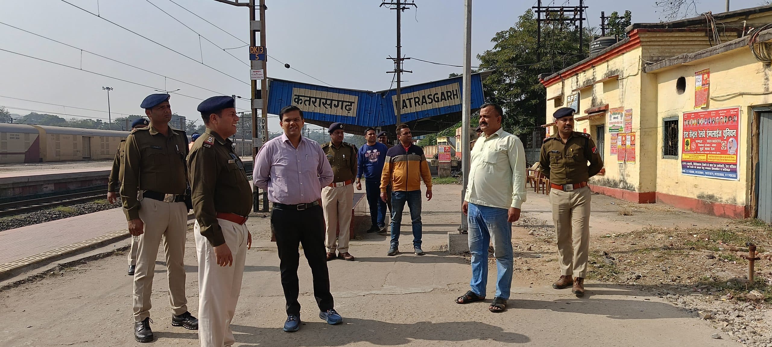 Dhanbad News:ट्रेनों में गश्त बढ़ायें आरपीएफ जवान : कमांडेंट