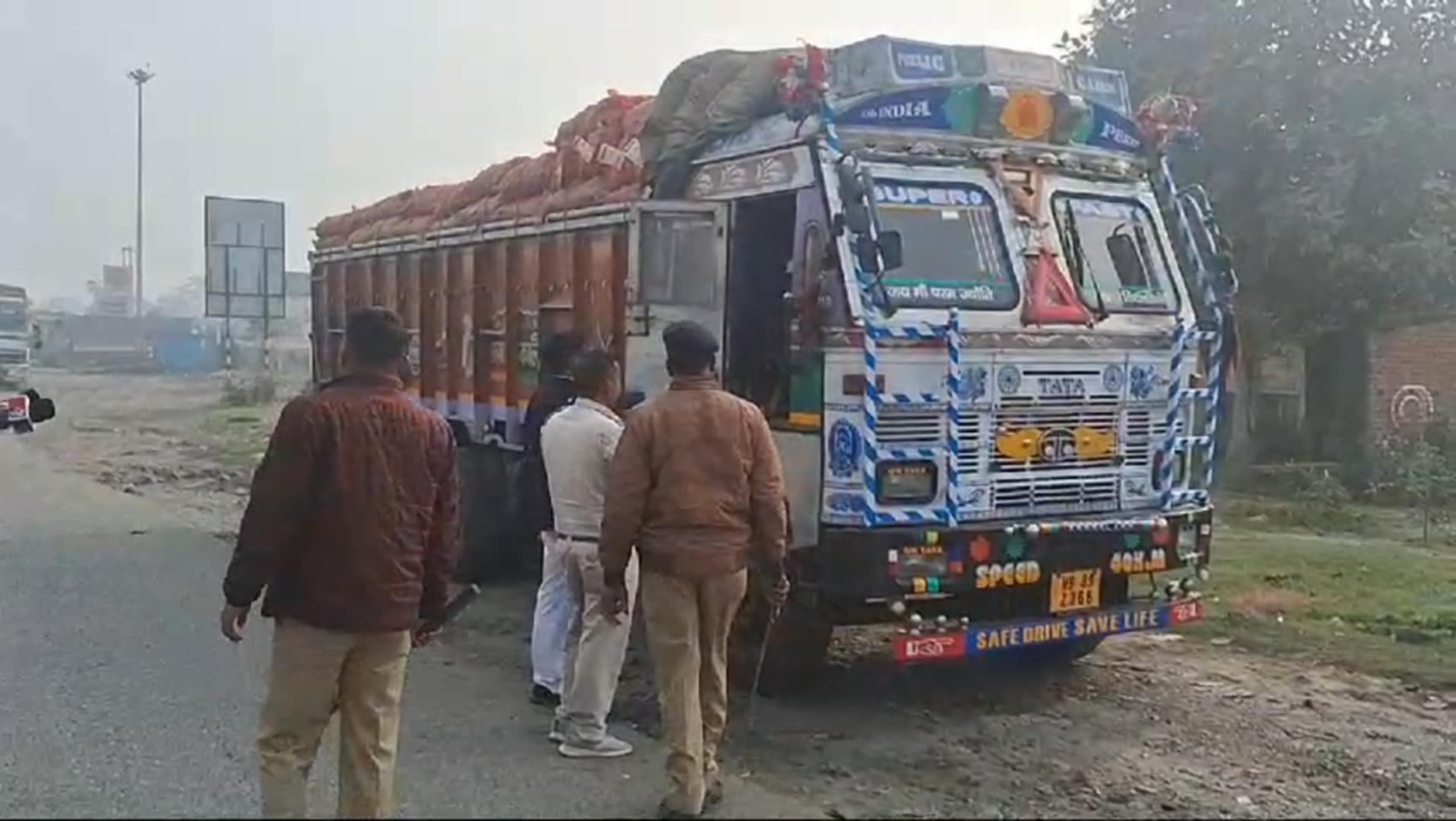 Dhanbad News:तीन दिनों से बंगाल बॉर्डर पर खड़े दर्जनों आलू लदे ट्रक, कच्चा माल सड़ने से व्यापारी परेशान