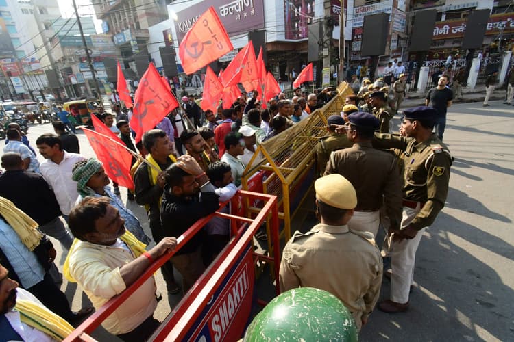 Patna News : रूट कलर कोडिंग के विरोध में ऑटो रिक्शा चालक संघ ने किया प्रदर्शन