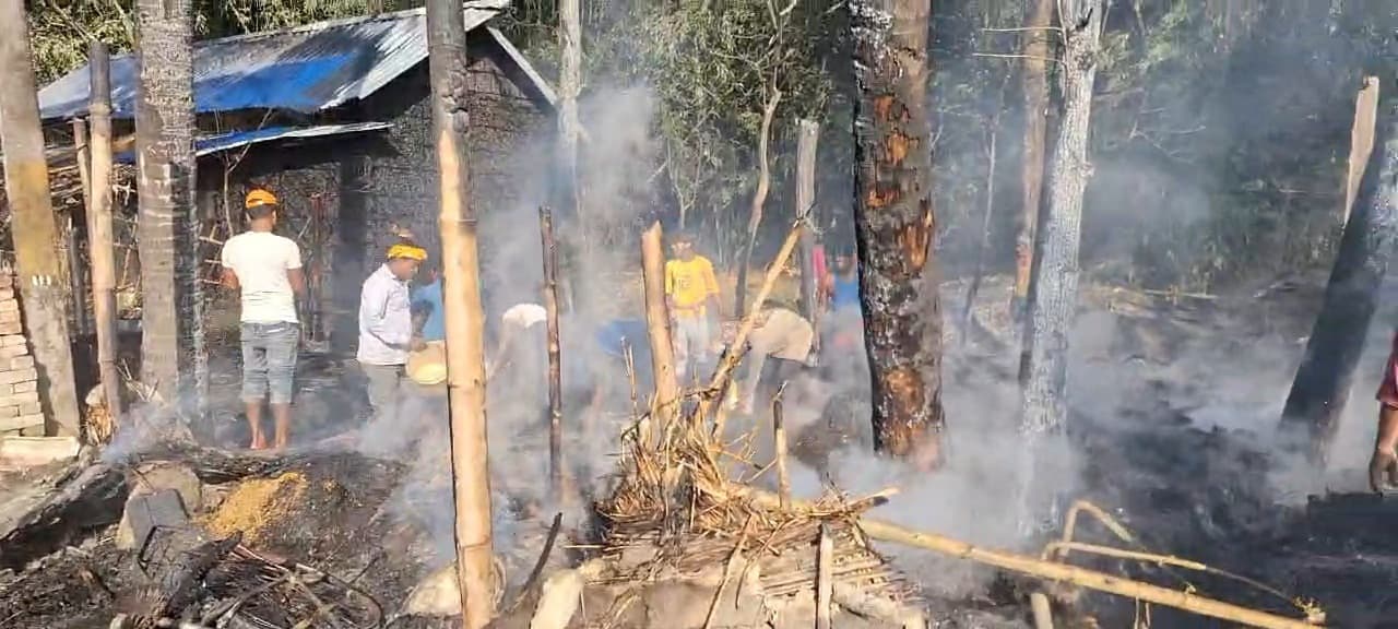 आग से पांच घर जले, लाखों का नुकसान