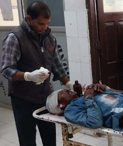 कार से टक्कर में बाइक सवार तीन व्यक्ति गंभीर रूप से घायल, रेफर