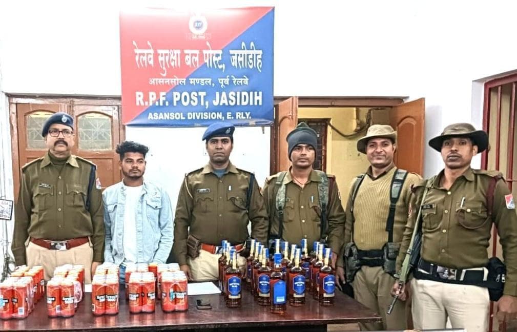 Deoghar news : आरपीएफ एस्कॉर्ट टीम ने चलती ट्रेन से विदेशी शराब के साथ युवक को किया गिरफ्तार