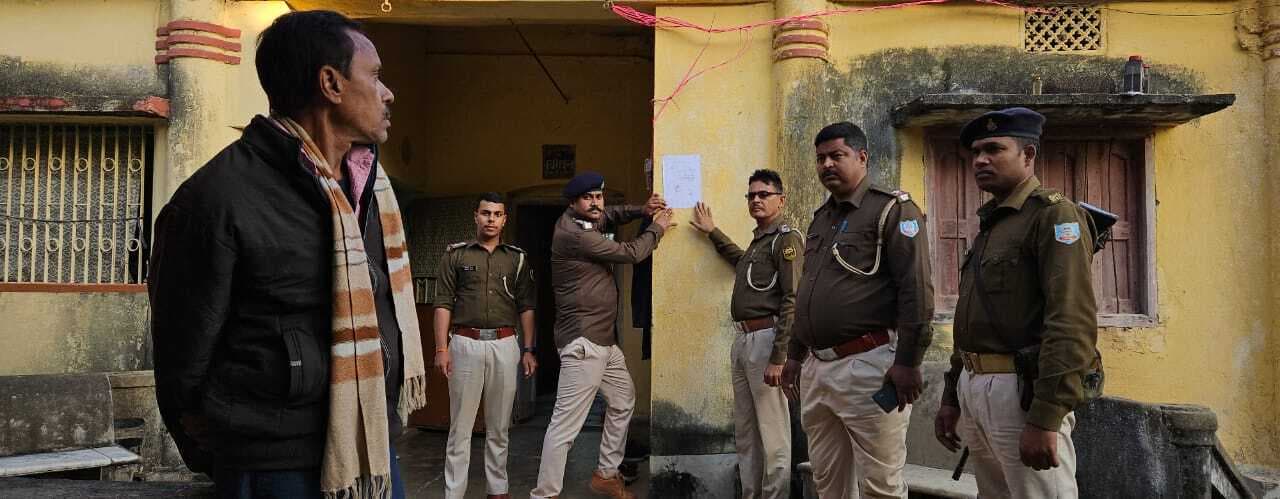 Deoghar News: कांवरिया हत्याकांड के आरोपी के घर चिपकाया गया इश्तेहार