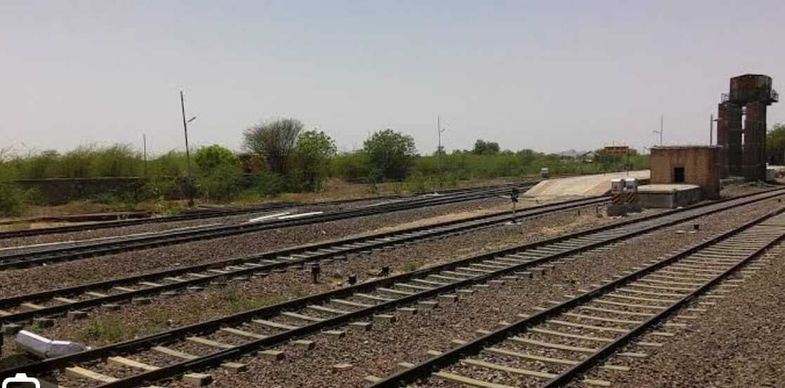 रेल पटरी पर बना रहा था रील, ट्रेन की चपेट में आने से किशोर की हुई मौत
