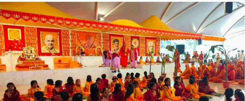 Deoghar News: रिखियापीठ में शतचंडी महायज्ञ कल से, देश-विदेश के श्रद्धालु पहुंचे