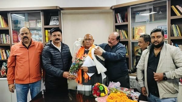 Jamshedpur news. सरयू राय का अनेक स्थानों पर हुआ सम्मान, बस स्टैंड में लड्डू वितरित