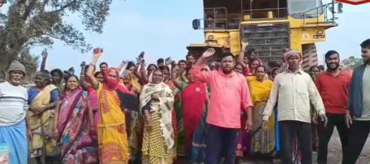 Dhanbad news : बरारी लक्ष्मी कॉलोनी में पिट वाटर को लेकर ग्रामीणों ने किया प्रदर्शन