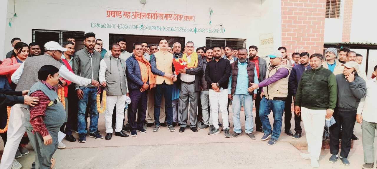 सेवानिवृत्ति पर प्रधान सहायक को दी गयी विदाई