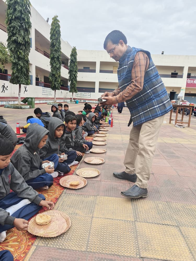 केंद्रीय विद्यालय में सामूहिक भोज का आयोजन