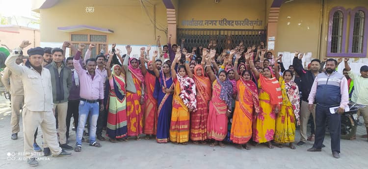 स्थायीकरण की मांग को लेकर नप कर्मियों ने प्रदर्शन